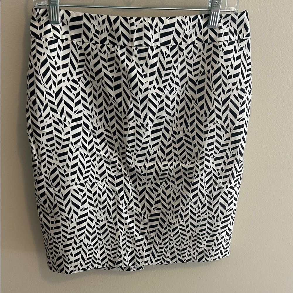 NEW Ann Taylor LOFT Black & White Geometric Skirt Size 6